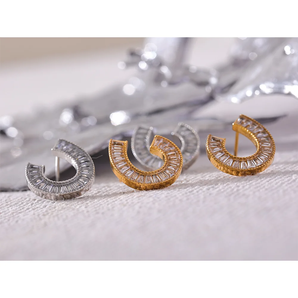 Exquisite Cubic Zirconia Stud Earrings - High Fashion - Yellow Gold Plated Exquisite Cubic Zirconia Stud Earrings - High Fashion - Yellow Gold Plated